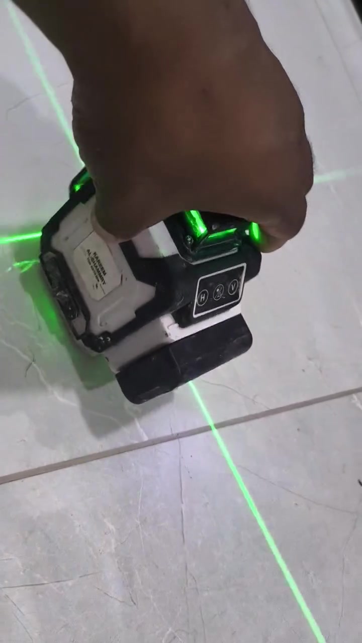 ليزر ماركه كريم الشمري مستخدم قليل جدا جدا يحتوي على جميع الملحقات يحتوي بطاريه وحده بس ومابي ستاند ارضي
*********** بي واتساب
