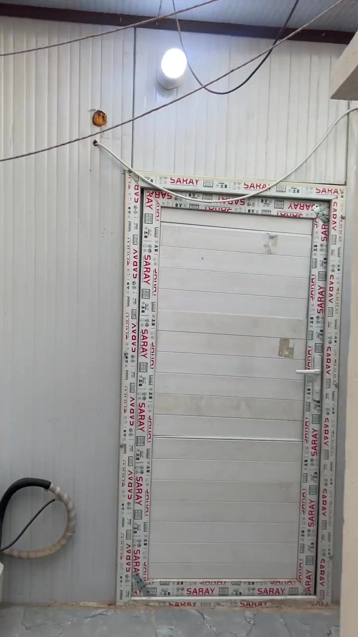 بسبب الوعود اكاذبه اعادة نشر
بيت الطابق الارضي يتكون من استقبال هول مطبخ 
الطابق الثاني غرفتين نوم 
الثالث غرفتين نوم ساندويش وحمام ساندوش 
الايجار بدون دلاليه ٣ اشهر مقدمة الايجار 800 
*********** 
وتساب استفسار فقط

