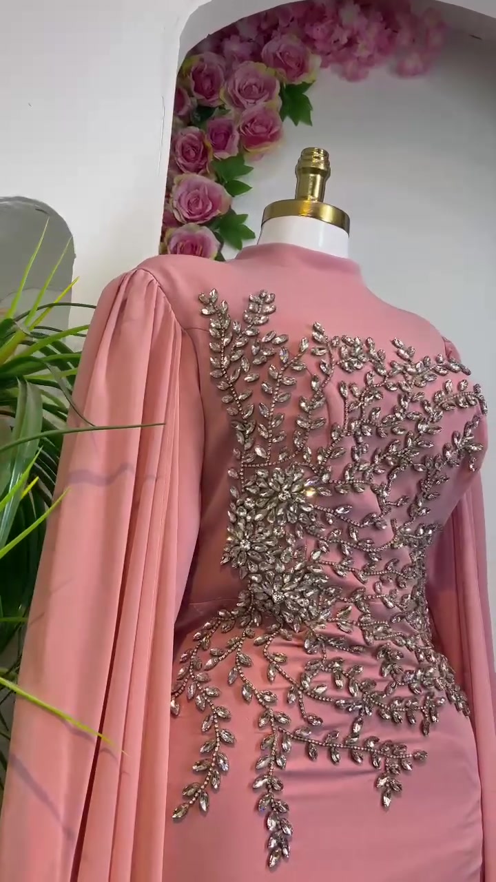 مقاس ٤٠/٤٤ • ملابس
