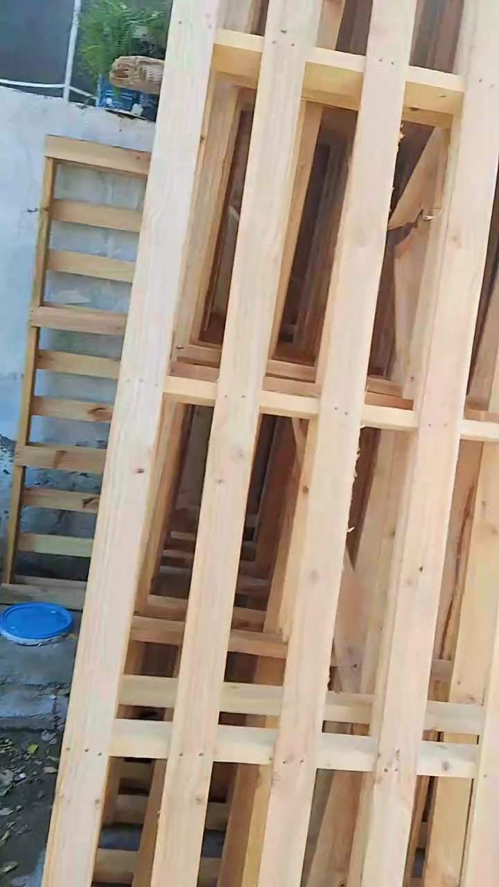 سلام عليكم سكيب نجاري نضيف كلش قياس الوحده 3متر طوال ومترتين عرض وكل سكيبه بية 14لوحه وربع سيورة العنوان بغداد بوب الشام ***********
