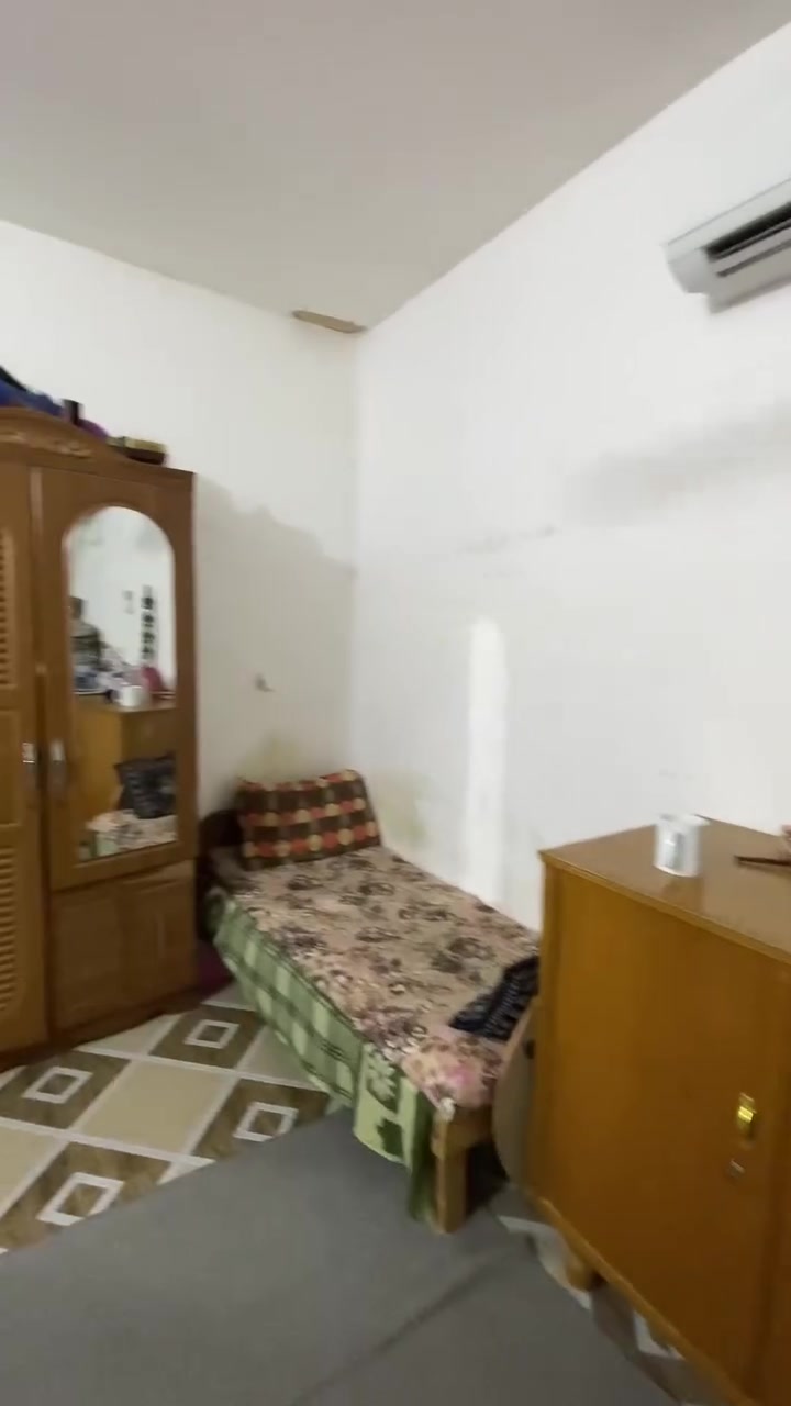 بيت 50 متر للايجار طابقين طابق الاول يحتوي على غرفة ومطبخ وصالة وصحيات 
طابق ثاني يحتوي ع غرفتين مفتوحات وحدة ع ثانية وسطح صغير 
موقع البيت حي النواب قرب كيعان ابن حلوه قرب اسواق برتقالة 
يبعد عن شارع 5 بيوت
300 الف ايجار البيت قفله
للاستفسار والتفاصيل اكثر تواصل ع واتساب ***********
