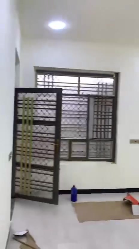سلام عليكم 
بيت 100متر واجهة 8 نزال 12 ونص في بغداد منطقة الغزالية الزراعي شارع الهياكل البيت طابقين كامل من كل شي بناء جديد غير مسكون للتواصل على الرقم ***********
