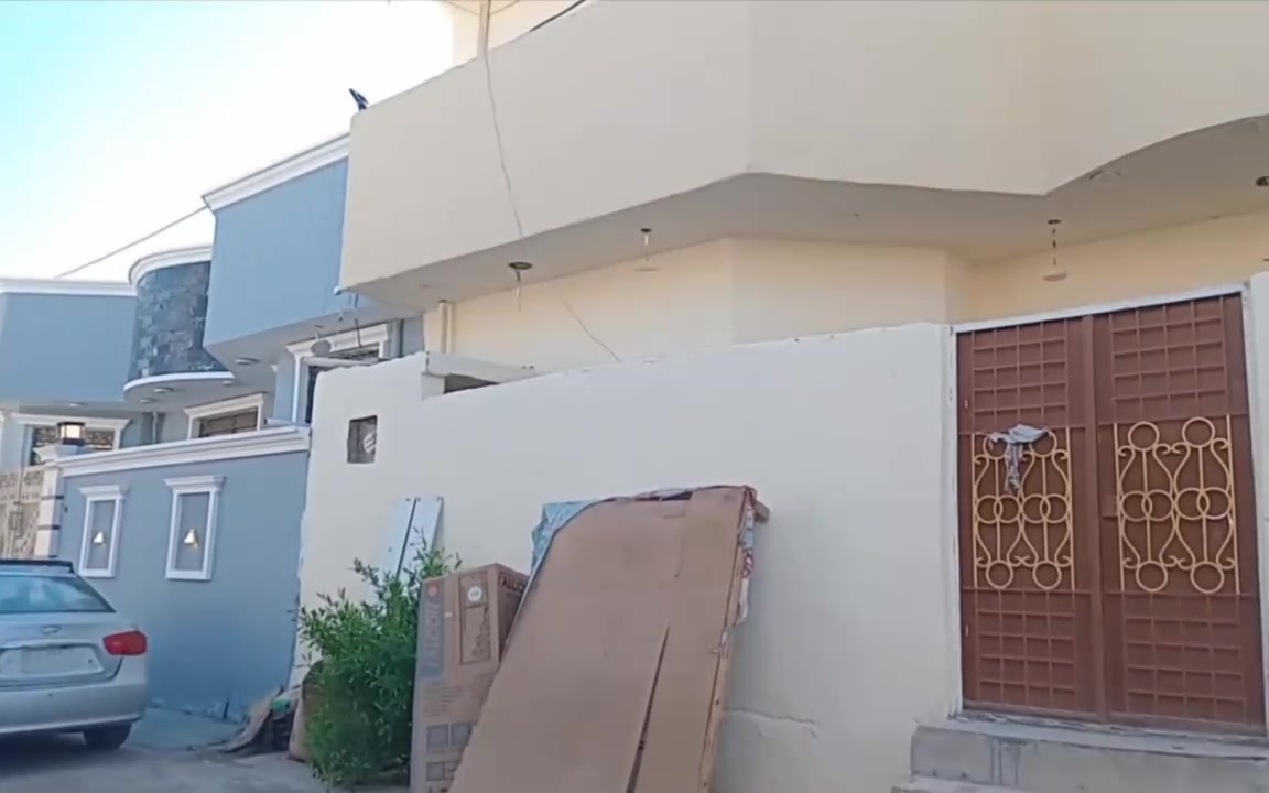 السلام عليكم بيت للبيع 150 متر واجهة 15 نزال10 طابو زراعي سكني سند 25 غير تابع للامانة او البلدية كاع مضمونة من التفليش ومن اي شي ثاني المنطقة كاملة الخدمات مدارس ومي وكهرباء وشوارع مبلطة التبليط بباب البيت 
البيت طابقين يتكون من ٥غرف نوم كبار وصالتين وحمامين+غربي مشترك واستقبال ومطبخ ومنور وتواليت خارجي اجلكم الله وطرمة وبي مدخلين وسطح بالطابق الثاني ودرج خارجي من الطابق الثاني يصعد للسطح الاخير بناء ٢٠٢٣ عنوانة التاجي البطة مقابيل سيطرة الشؤون القديمة للأستفسار اتصل وتدلل***********
