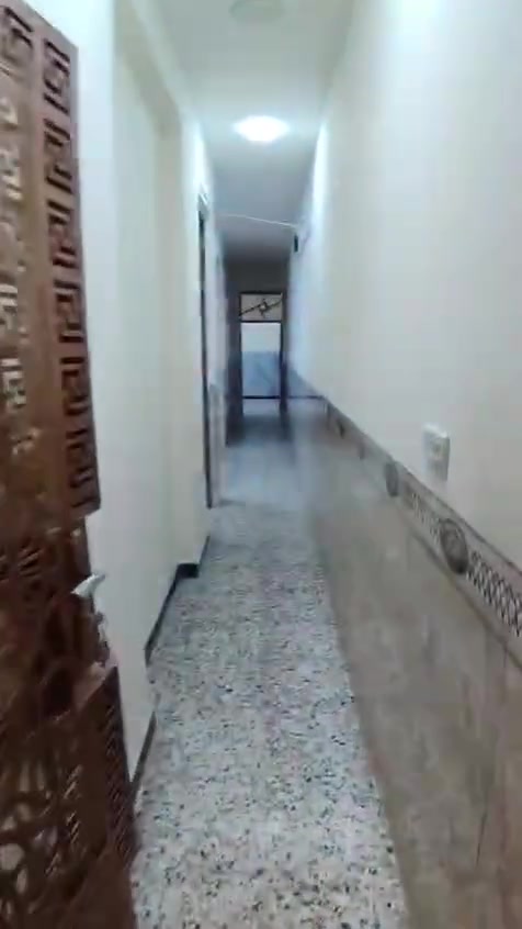 السلام عليكم بيت للايجار١٠٠متر ارضي غرفه واستقبال ومطبخ وخدمات عنوان حي الجهاد الحمدانية فرع الثامن للاستفسار التواصل ***********
