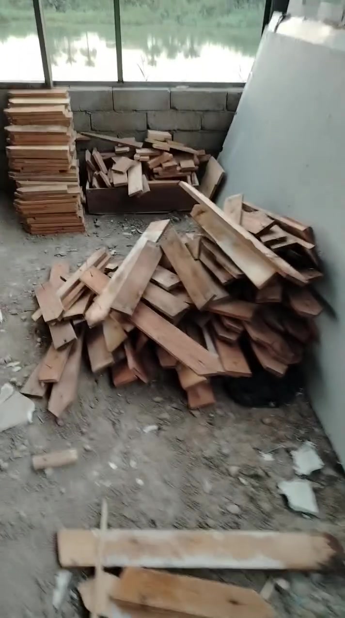 عدنه خشب الواح متعدد القاسات تقريبا 300 لوحه طول 4 متر وعدنه مترين وعدنه متر ونص الخشب نضيف جدا وخالي من المسامير 
غير مستخدم سعر اللوحه 4 الاف
