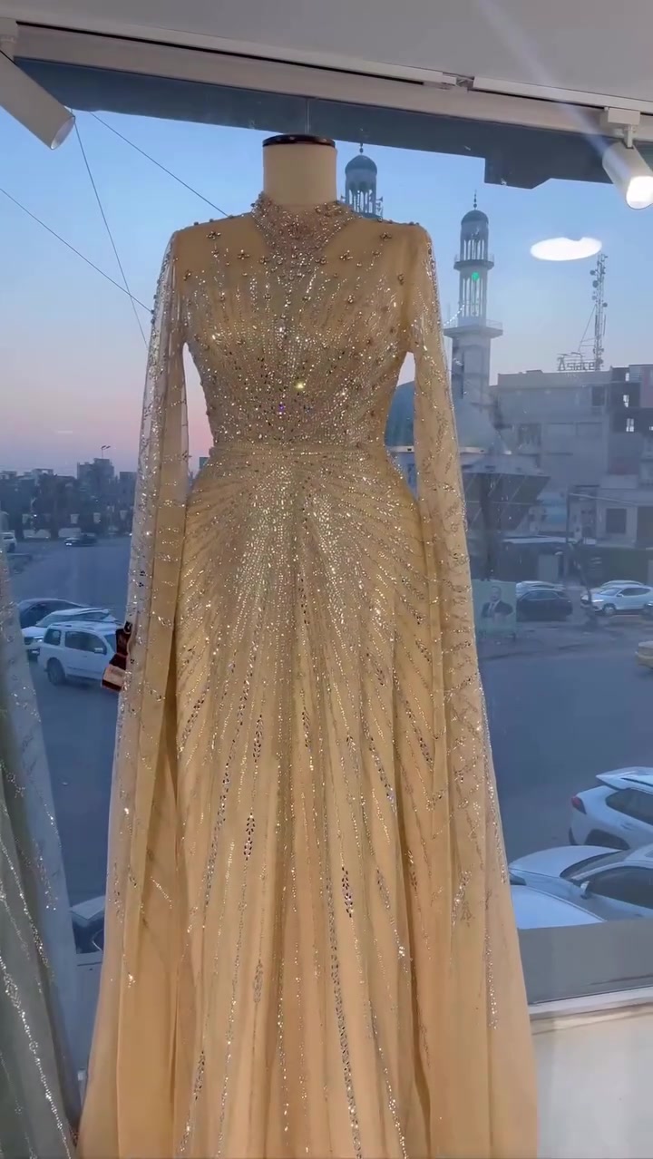 الجمال الحقيقي هو إنك تكوني مرتاحة بالفستان الي لابسته
فساتين ناز مصممة علمود تبرز شخصيتج إنتِ
مو علمود تتبع معايير خيالية. 
قماش مريح، قصّة مرتبة، وإطلالة تشبهج🤍
 
* والقياسات : 
* بيجي 42/44
* فستقي 44
* السعر الجديد : 275.000

■ فروعنا 
  بغداد المنصور تقاطع سيد الحليب مجاور كرزات جنة المنصور 
  بغداد العامرية العمل الشعبي مقابل الكوخ عمارة جنة الأعشاب 
  
■ تتوفر خدمة التوصيل لجميع المحافظات خلال ٤٨ ساعة
    بغداد خلال 24  ساعة 
■ للحجز ارسال رسالة للصفحة او عن طريق الرقم 
     ***********  واتس اب العراق
     009647727662766 الشحن الدولي لجميع دول 
العالم 
■ Shipping service is available to all countries of the world 
Whatsup number 009647727662766
