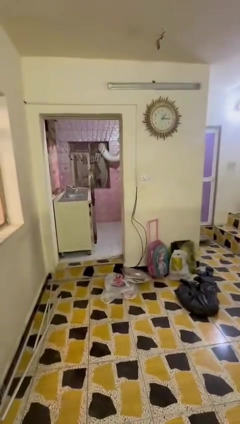 سلام عليكم يتوفر شقة طابقين اول وثاني  للايجار تحتوي على ثلاث غرف نوم وصالة ومطبخ وحمام عدد 2 ، الموقع حي الجامعة النسيج قرب جامع النعيمي موقع مميز  ، جاهزة  للسكن ، الايجار الشهري 750الف  ، للاستفسار الاتصال على ***********
