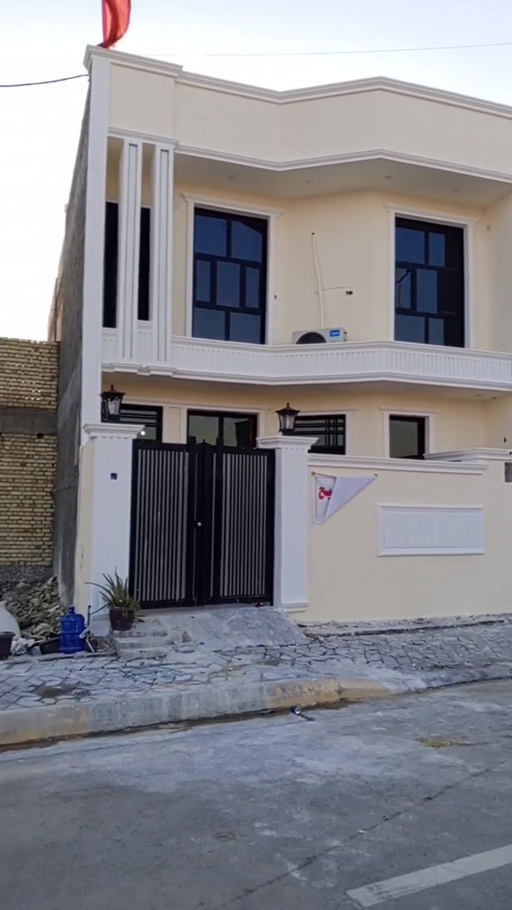 للبيع للبيع للبيع.... دار سكني طابو صرف مساحة 150 متر واجهة 7.5 والنزال 20متر .. طابقين وبيتونة طابق ثالث...

6 غرف نوم 

صالتين 

مطبخ 

استقبال 

هول 

مجموعة صحية عدد 3 

كراج

البناء حديث وحسب المواصفات .

العنوان.. واسط العزيزية حي السياسين... يقع في الشارع الحولي... قرب الشارع العام وخلف المدرسة الصينية.

للاستفسار زورونا 

مكتب سيد علي الموسوي للعقار 

عنوان المكتب 

العنوان واسط قضاء العزيزية حي الموظفين شارع 30 مجاور مدرسة نون والقلم الأهلية

 

أو الاتصال بالارقام التالية 

 سيد علي الموسوي ***********

احمد محسن ابو مرتضى ***********
