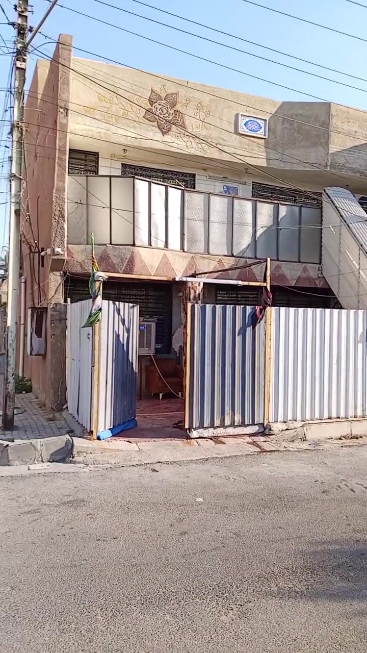دار للبيع - فرصة مميزة جداً في الحسينية 

📍 الموقع: الحسينة الـ 5000 - خلف بدالة الاتصالات - مقابل مركز شرطة العدالة  - موقع مميز جداً

📐 المساحة: 100 متر ركن - مربع 10 × 10

🏠 التفاصيل:
الطابق الأول: استقبال + مطبخ + غرفة نوم + صحيات
الطابق الثاني: غرفتين نوم بنظام سويت + معزول عزل كامل

✨ المميزات: البيت نظيف جداً وجاهز للسكن كما موضح بالفيديو، بناء مرتب، موقع ركن ومربع.

💰 السعر: 115 مليون - قابل للتفاوض البسيط

📞 للاستفسار والتواصل:
أبو كرار الحميداوي - ***********
