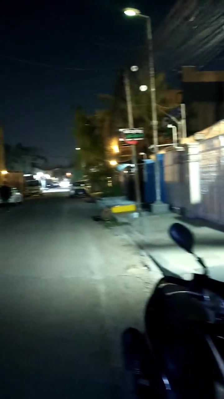 دار للايجار كبير الاعظميه منطقة الضباط مساحه 250 متر يحتوي على 3 غرف نوم وصاله ومطبخ وخدمات عدد 2 وكراج كبير قرب مستشفى دجله.. للاستفسار ***********
