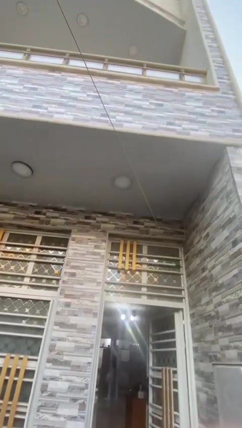 يعلن مكتب تبارك الرحمن للعقار عن بيع دار طابقين مسلح بناء ٢٠٢١ مساحته ١٢٠م جبهه ٦م نزال ٢٠م مدخلين يحتوي على صاله وحولي ومطبخ وغرفة نوم وخدمات شرقي وغربي والطابق الاول غرفتين وخدمات وسطحين البناء على يد ابو البيت يقع في شارع فلسطين حي الادريسي قرب ثانوية المتميزات السعر  ٥٣٠ مليون دينار عراقي مجال بسيط للأستفسار الاتصال موبايل*********** ابو زياد الخفاجي
