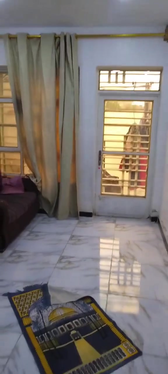 السلام عليكم مشتمل للبيع المساحة ٨٠ متر الوجه ٤ نزال ٢٠ طابو ملك صرف المشتمل مدخلين يحتوي الطابق الأول استقبال مطبخ خدمات منور غرفه نوم الطابق الثاني استقبال مطبخ خدمات منور غرفه نوم المشتمل يصلح استثمار اتاجر الطابق الأول والطابق الثاني الموقع مميز الشرطه الرابعه خلف شارع التجاري الاستفسار اتصل ***********
