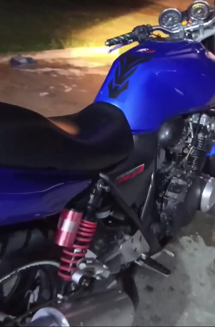 السلام عليكم لبيعcB. 400جيل ثاني هايبرر 16ولف گفاله عامه دراجه مال رمبه عليها ادامه كامله تايرات جدد دهن جديد موتل مي زيتي دسكات جدد دراجه مال جناي 💎معدل 180. مكاني بابل مسيب  لسعر اتصل وتدلل *********** 📞
