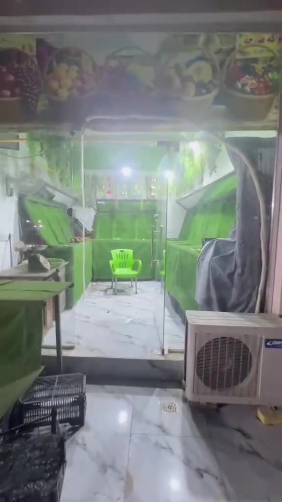 محل للبيع مخضر محل خير من الله بس مافرغ بل دوام محل مرتب متعوب عليه وياا سبلت شوفت عينك محل دخل خير من الله بل يوم سعر تعالي خاص شراي بيه خير ويدالل *********** سايدين مال حي رافدين قرب مدرسه اسد بغداد مقبيله
