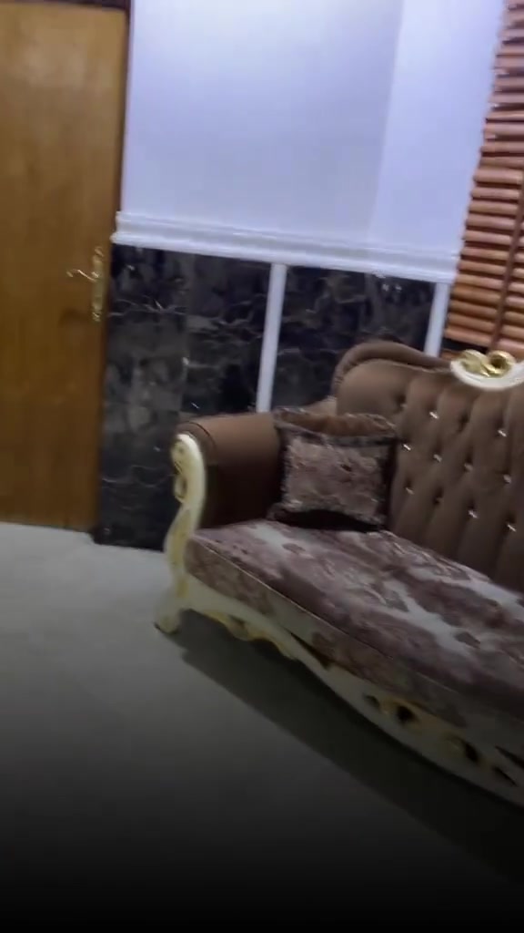 ⚜️ طقم قنفات تركي ملكي فاخر (10 مقاعد) ويا طبلة وسطية للبيع ⚜️
🇹🇷 صناعة تركية أصلية، خشب متين وحفر ونقوش ذهبية راقية. ✨

🪵 تجي وياها الطبلة الوسطية مالتها كاملة ومتناسقة ويا الطقم. 👌

🛋️ نظيف حيل وبحالة ممتازة مثل ما مبين بالصور. 📸

📍 مكاني بغداد حي جهاد🗺️ *********** رقم
