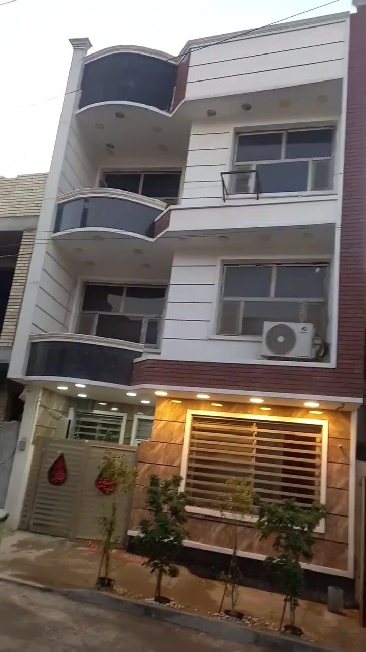 عقار للبيع طابو ملك صرف في منطقة علي الصالح شارع جامع زغل 6فرع على الجهة اليسرى المساحه 55متر بواجهة 7ال ربع بناء حديث يحتوي على مدخلين مدخل صالة ومدخل مطبخ وحمام وتواليت ومنور وطرمة وحديقة داخليه الطابق الثاني غرفتين نوم وحمام وتواليت وبلكونة كبيرة الطابق الثالث غرفتين مع مطبخ وحمام وتواليت وبلكونة كبيرة الطابق الرابع بيتونة وسطح ومخزن البيت مجهز بالكاميرات والسبالت والكونتترات شارع عريض ورصيف للإستفسار على الرقم ***********
