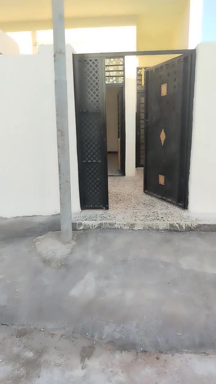 سلام عليكم من رخصت الكروب المحترم بيت ١٠٠ متر ابلوك كلر بنيان جديد رفت ٤٠ سانتيم صب مسلح توهم طلعو منه العماله قرار محكمه سند ٢٥ كاشي ابياظ امحجر درج كامل على اخر حبايه *********** السعر ٤٤ الكرغوليه السايد الواحد قرب مدرست المسار بظبط

