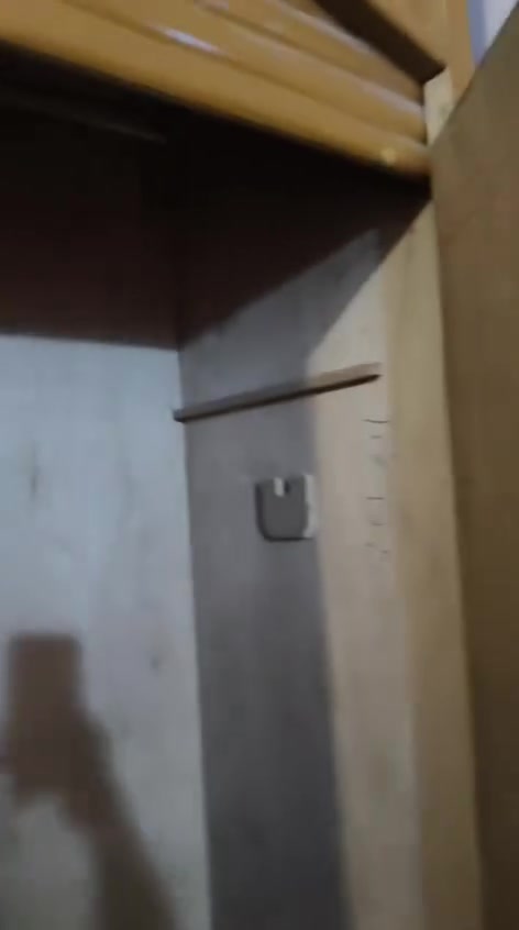 سلام عليكم ورحمة الله كنتور للبيع مستعجلين علي 300 قفل

