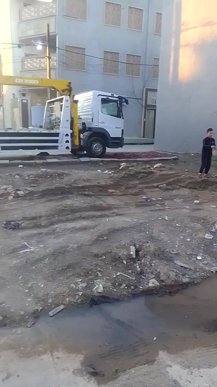 سلام عليكم قطعت ارض للبيع في جمعيه الحدباء قرب دائرت الكهرباء بيها وصل وكرت المساحه 100م عمق 10م جبهه 10م متوفر ماي وكهرب قريبه عشارع  للتواصل *********** واتساب مستعجل علبيع
