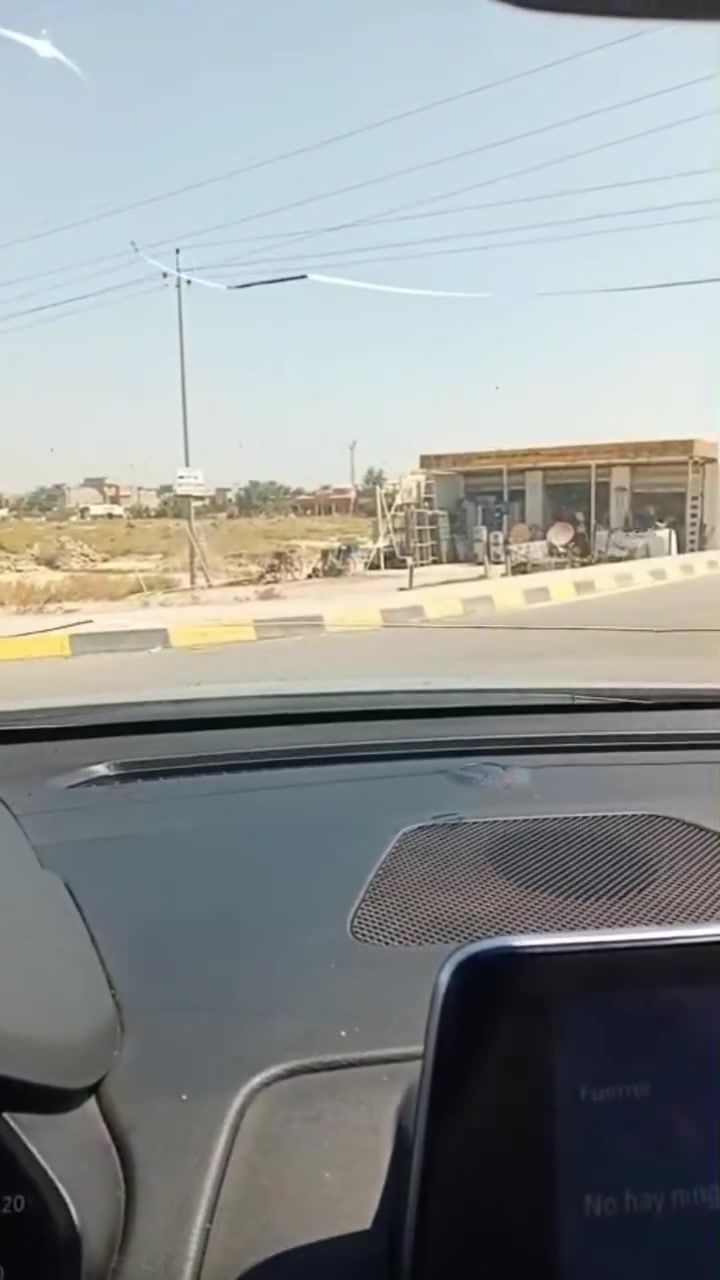 السلام عليكم عندي بيت 150 متر موقع حلو مميز مكان دياله هبهب احمد العباس خدمات فول مي كهرباء يحتوي على اربع غرف نوم ثلاثه فوق وحده جوه صاله واستقبال حمامات بيت مرتب وحلو ***********شراي ***********
