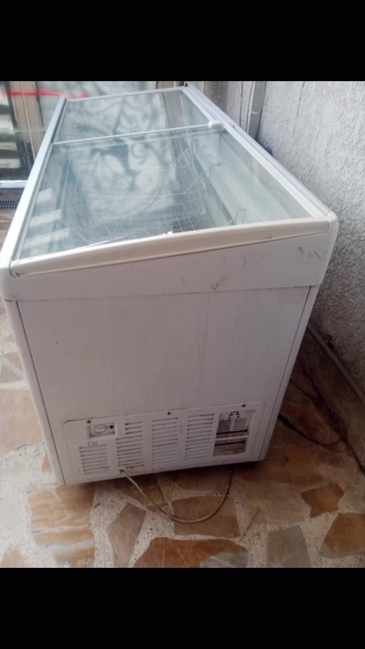 للبيع عارضه تجميد بحاله ممتازه 
استيراد خاص شركه الرزان 
مستعمل نضيف 
***********بغداد
السعر 450
