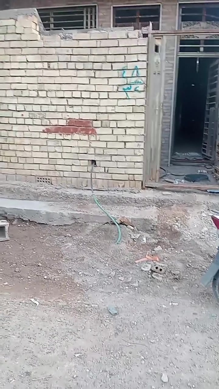 سلام عليكم بيت للبيع البييت جاهز بس الابياض من كهرباء ماي قريب على شارع بالدسيم الفتحه مال 72 بضهر المنتزه مال حاكم المساحه 100 معزول مو مشترك رفت عالي عن الشارع باقي التفاصيل داخل الفيديو سعر 43 وبي مجال ***********
