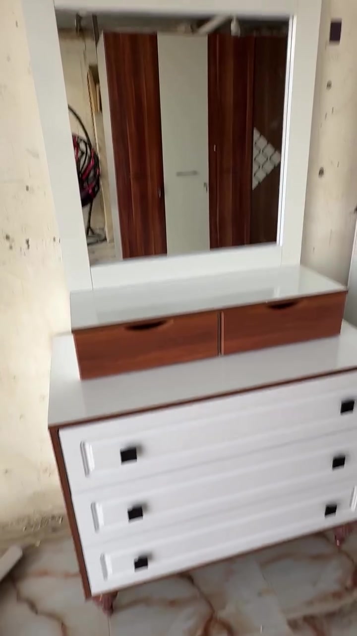 ميز مرايا • قياس ١م/٨٠ • ارتفاع ١٧٥