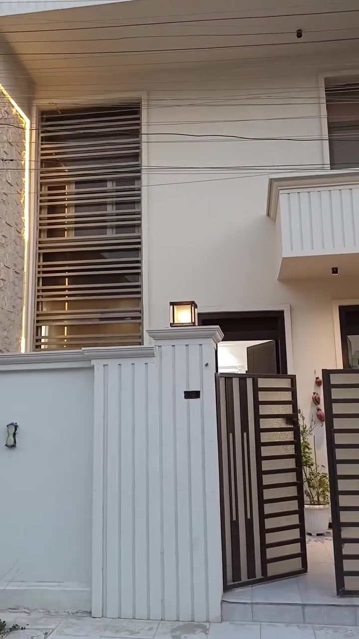 بيت زراعي  للبيع في حي دجلة شارع ٥ البيت بناء جديد مساحة ١٤٠ متر واجها ٨٫٧٥ 
الارضي صالة واستقبال وحولي ومطبخ وغرفة نوم  وصحيات
الطابق الثاني ٣ نوم كبيرة وصحيات البيت يحتوي على مناور عدد ٢ 
للاستفسار ***********
