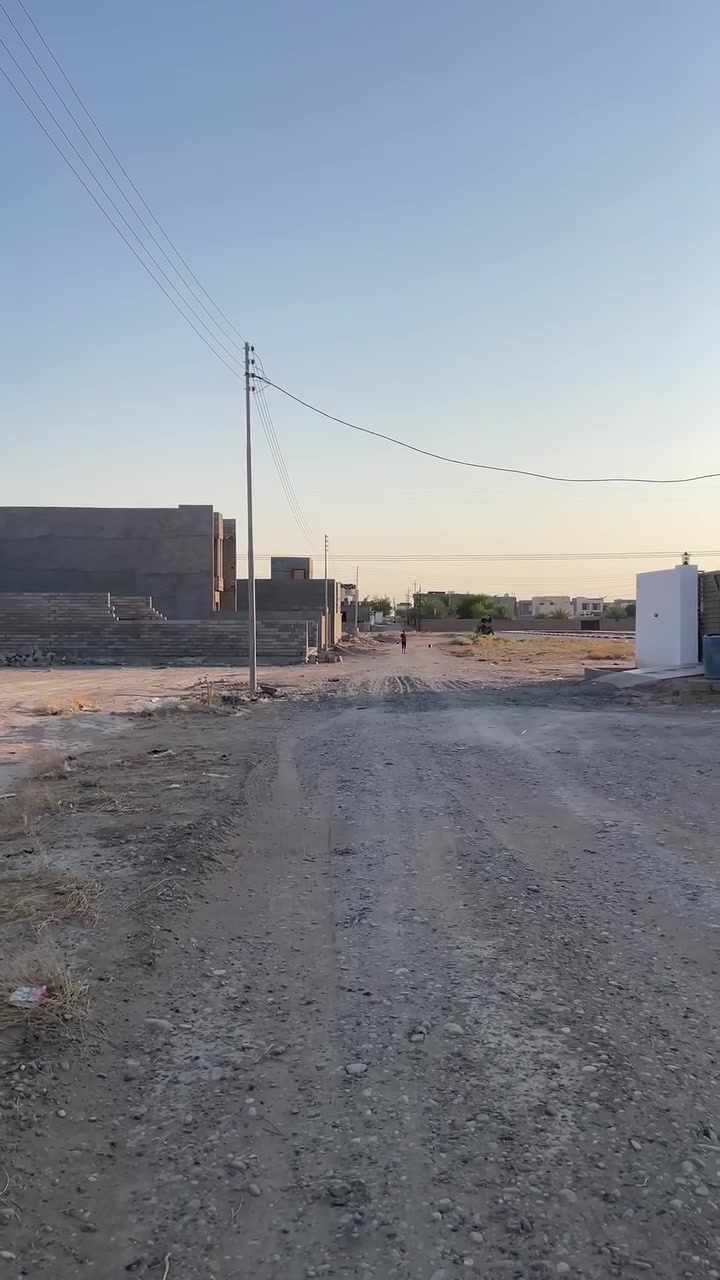 السلام عليكم 
قطعة ارض للبيع في الفرسان خلف كلية الحضارة خدمات بي كهرباء مي وتبليط ￼مباشر 300 متر 
10*30
الاستفسار على الرقم ***********
