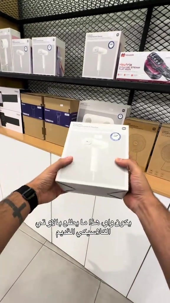 

نص مكتوب في الصور:
- شايفين الخط اللي يطلع بالملابس الرسمية، الخط اللي اللي اللي المفروض