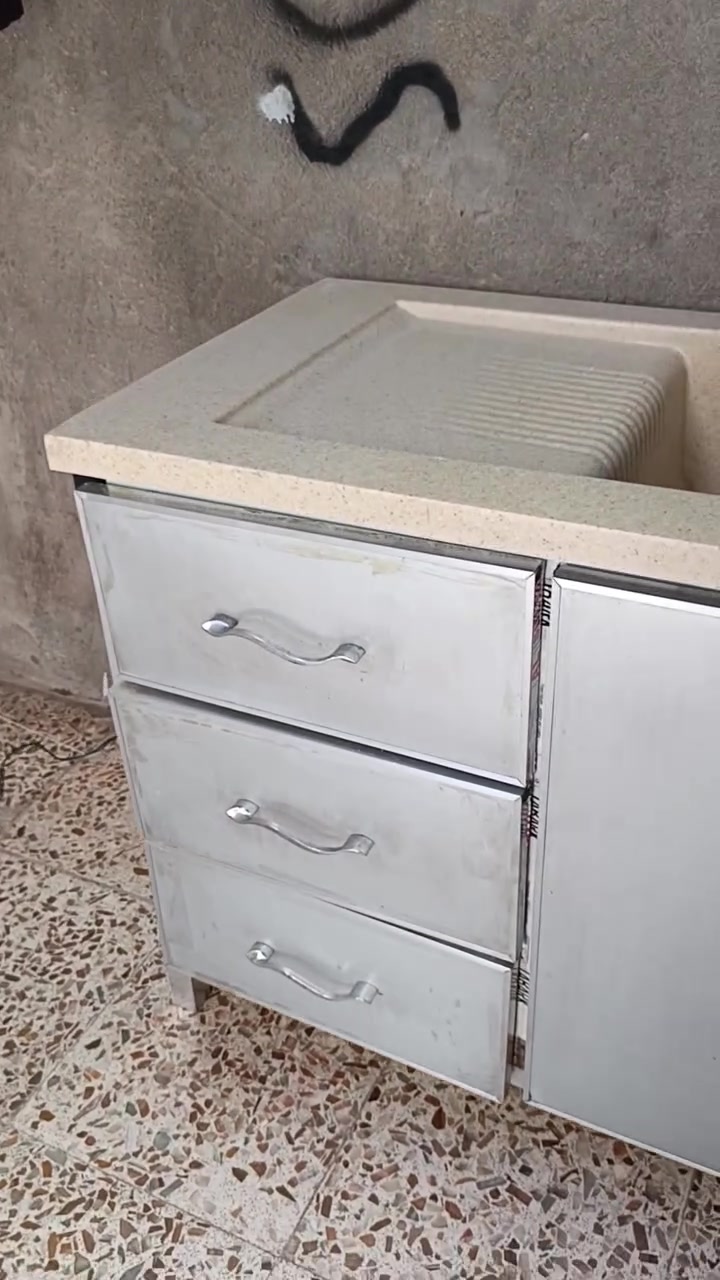 سنگ مرمر  اصلي نضيف جدا متر ونص ١٧٥ حي الرئاسه ***********
