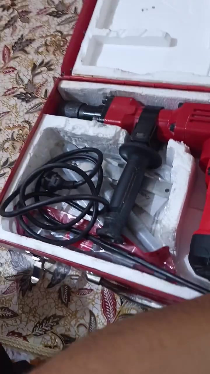 سلام عليكم
دريل كهربائي كسار من شركة الغيث الهندسي 
220v
والعزم مالته 1000w
دريل شغال ونظيف مثل ما واضح بالفيديو 
عنواني فاو وهذه رقمي ***********
