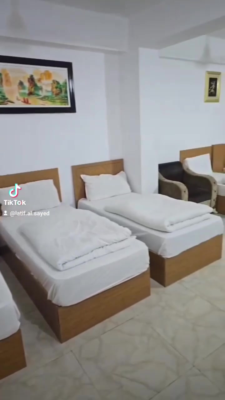 متوفر فندق للحجز اقسام داخليه جاهز منظومه حريق سلم طوارئ مجهز سبالت كهرباء مولد على مدار 24 ساعه للحجز والاستفسار اتصل على الرقم ***********
