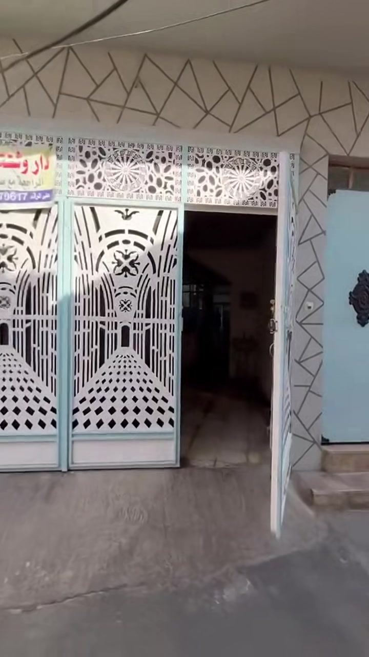 بيت للبيع بمساحة 100م منطقة المحمودية شارع  خزرج قرب راس الجادة بناء حديث واجهه 6م يتكون من  طابقين  ،   الطابق الاول غرفتين وصاله ومطبخ واستقبال وصحيات      والطابق الثاني.  شقه معزولة للاستفسار الاتصال *********** علاء الدين الساعاتي للعقار
