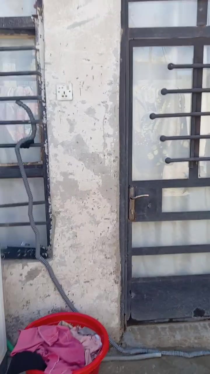 بيت للبيع تجاوز خدمات مسقط فرع الي قبل أسواق ليمونه مساحته ١٠٠ بناء  حلو مرتب ونظيف وسقف سندويش وسقف ثانوي  ونظيف يتكون من حوش واستقبال ومطبخ وترك وحمام داخلي وخارجي تواليت أيضا وغرفه نوم جبيره ماشاء الله وسعر ١٣ وبيه مجال مي خير من الله مجاري كامله جيب غراضك ونكعد بيه اي نقص مابيه الاتصال على هذا رقم واتس اب ***********
