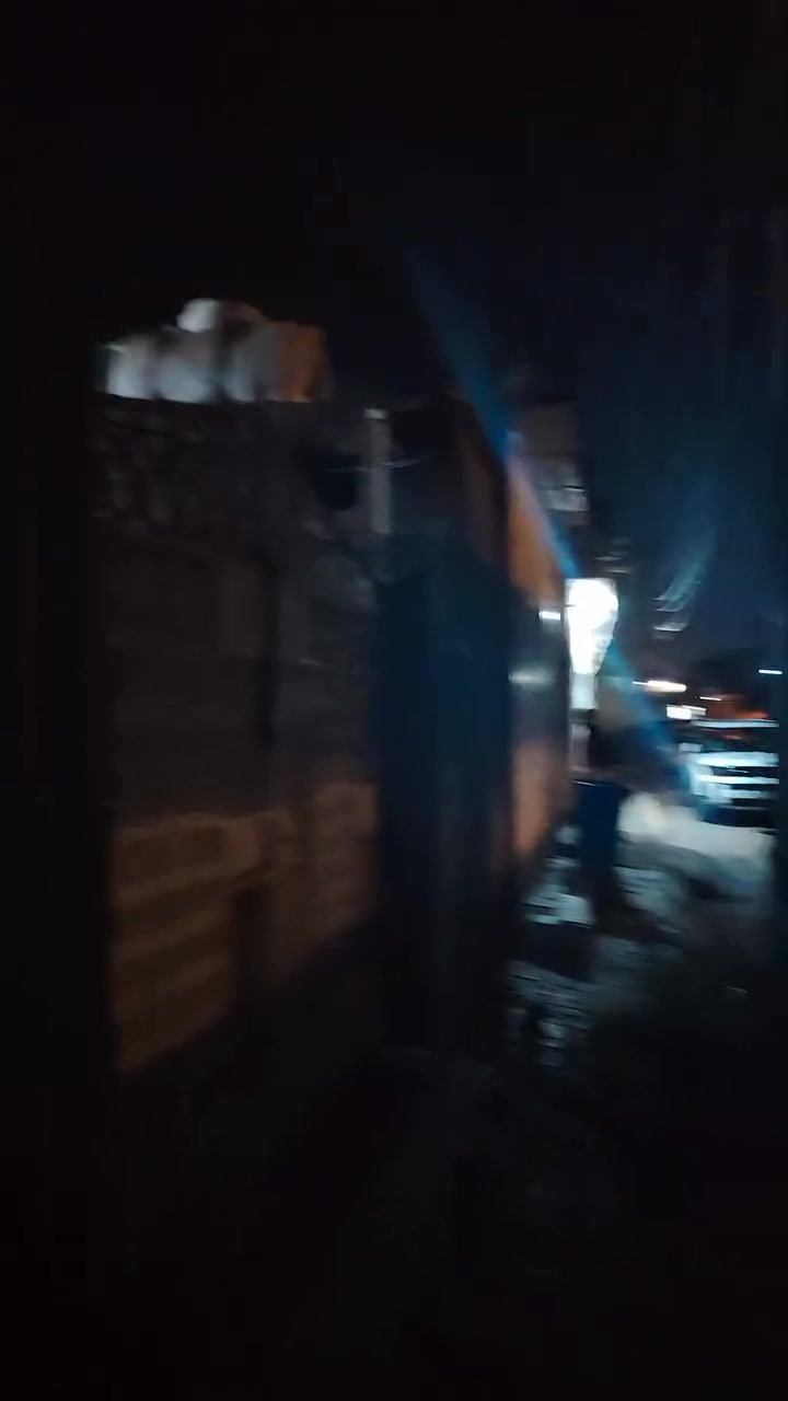 بيت الاجار ١٨٠ متر حي القادسية قرب المدارس يتكون من صاله ومطبخ زغير وغرفتين نوم وحمامات وخلفيه داير ماداداير البيت وطارمه كبيره يعني كراج يشيل ٢سياره البيت بناء قديم لاكن مرتب الاجار ٣٥٠ الف الاتصال *********** اعتذر عن التصوير بليل مواضح
