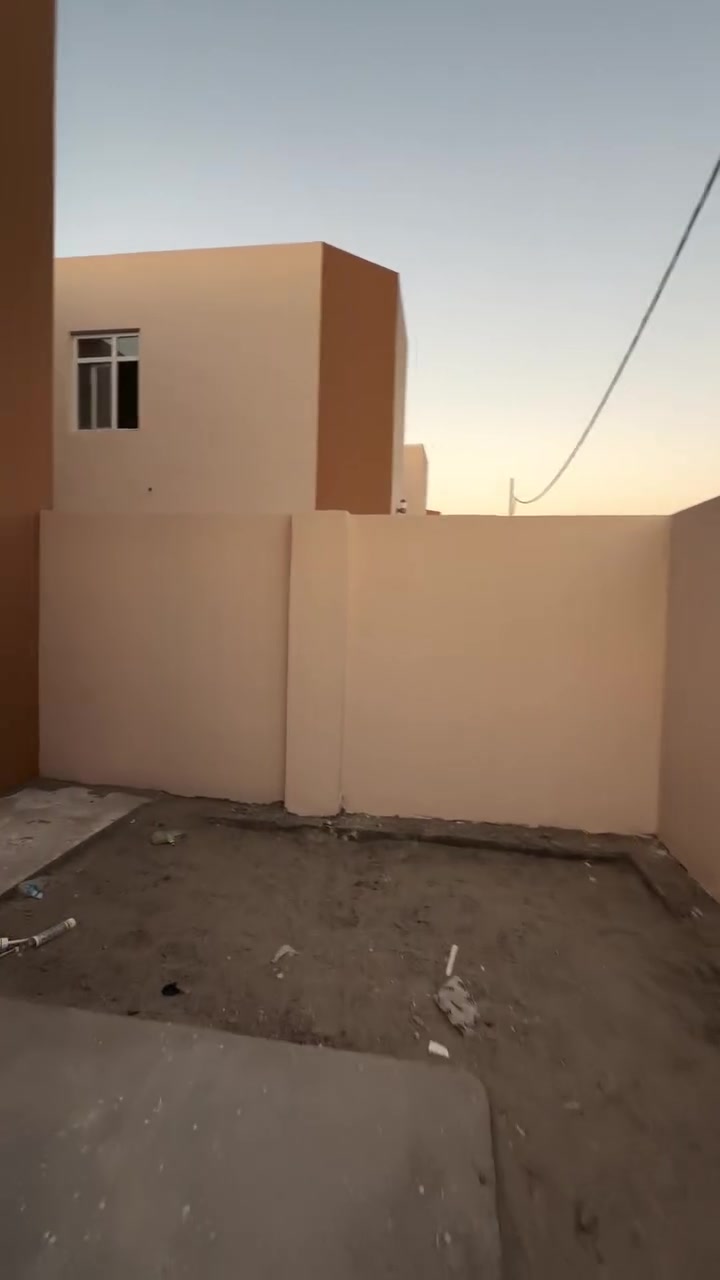 دار ٢٢٠ م طابقين طابوق بقرية السلام بالمناذره البيت يحتوي
٤ غرف نوم
٢ صاله
٤ مجاميع صحيات
استقبال 
مطبخ
كراج وحديقه 
البيت بناء نظام حديث والسيراميك درجه اولى 
يتم الدفع بنظام مقدمه بسيطه والباقي اقصاد يتم تسليم البيت خلال ١٠ أشهر اواقل 
للاستفسار ***********
