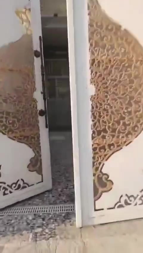 @إشارة دار البيع مساحه 150 واجه 7.50 نزال 25 بي 4غرف نوم 3 حمامات غرفه سويد عرض شارع 15 تبليط يبعد 10متار مشموله بتبليط العنوان ضباط ثانيه زراعي قرب مجمع فدك السعر 135 رقم الهاتف ***********واتساب فقط
