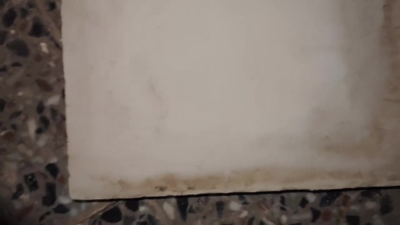 سلام عليكم كاشي30×30 (190 متر) كاشي مو مستعمل جديد بس متروك ما مجلي ما بي نقشة ابيض سادة مثل ما موضح بل تصوير  توصيل ما عندي ولا سيارة عندي تجي تحملة وتاخذة (وسعر المتر ٣ وبي مجال قليل) 
(العنوان المدائن مشروع الوحدة بل قرب من بسماية)
رقمي ***********
