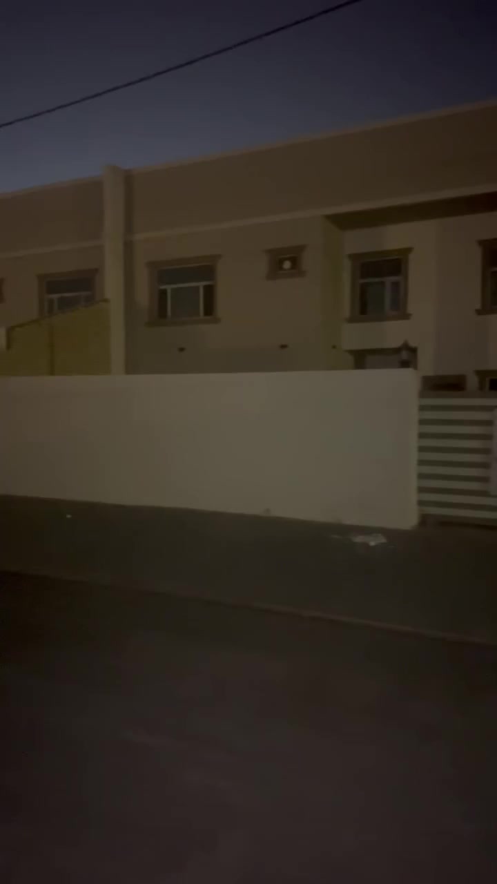 للبيع المساحه 300 الأميرات 2 المربع الخامس شارع 30 
سعر البيت من الشركه 255 واصل 104 بتطلوعه مناسبه 
***********
