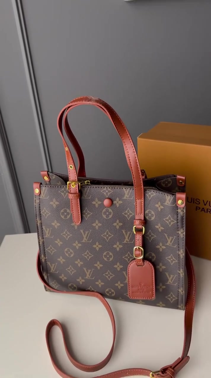 حقيبة لوي فيتون LV
قياس 28 
سعرها 35 
توصيل جميع المحافظات 5

