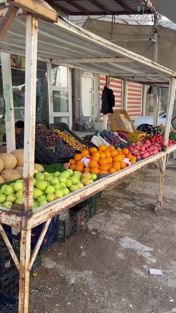 السلام عليكم ميز مخضر قطعتين هنا وعمارياتهن الطول الوحده 3 امتار المكان نجف شارع حنون السعر 250 وبيهن مجال
