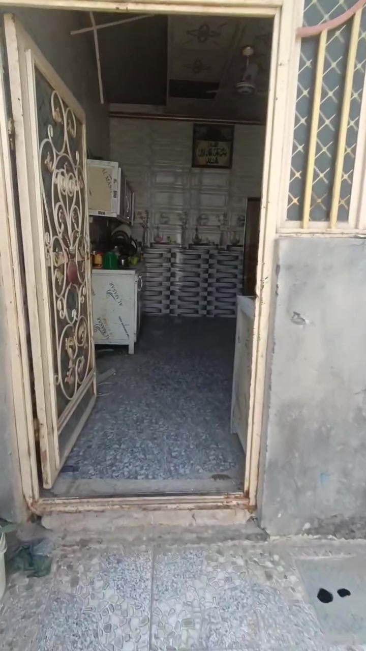 يا الله
بيت للبيع مساحته 200متر زراعي سند 25 
طريق ابو الجاسم حي الحسين 
خلف التجاري 

البناء بلوك والسقف صب كونكريت 
يحتوي على غرفتين وصاله ومطبخ وصحيات خارجيه وداخليه 
واستقبال 
شارع بعرض 8 متر يبعد 20متر عن الشارع الرئيسي 
السعر 45 مليون وبي مجال للشراي فقط فقط 

استفسار ***********
