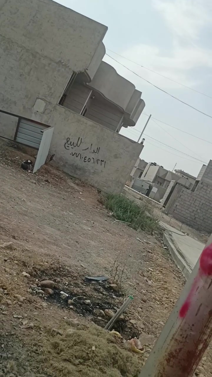 بيت للبيع
مساحه ٢٠٠ متر 
قرب المدرسه الصينيه 
ماء وكهرباء وتبليط جديد
السعر ٧٠ وبي مجال
التفاصيل على الرقم
***********
