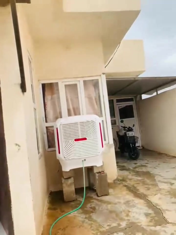 بيت للبيع المساحه 330متر صاد على الشمس بي استقبال وهول وغرفتين نوم وتواليت داخلي وتواليت  خارجي وخطين مي من الجدول ومن الاساله شارع كدام البيت وشارع وراء البيت  قريب على الجمل نهايه السايدين البگاره ثاني فرع اللي مقابيل المولده اللي بل الشارع العام سعر البيت 45 وبي مجال للتواصل 
***********
