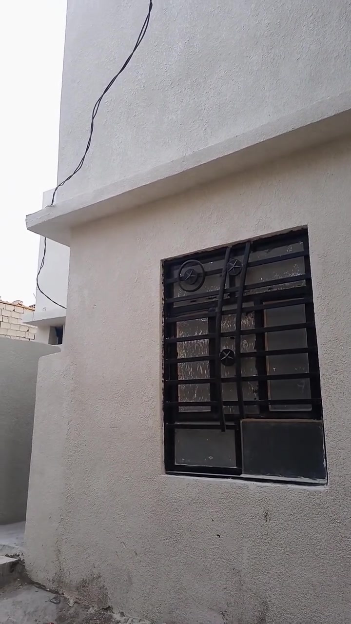 بيت للبيع سند٢٥زراعي شارع اربعين ٢٠٠مترعن شارع اربعين مساحه ١٤٠ طابقين الطابق الاول استقبال حمام صحيات هول غرفه مطبخ  باردوحارمعزول وطابق الثاني هول وغرفتين للاستفسار اتصال بل رقم ***********
