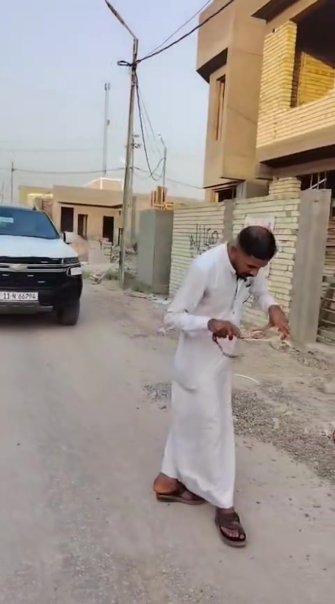 يعلن مكتب بركات الزهراء بيت للبيع المساحه200طابقين خدمات كامله ماء مجاري كهرباء باقي فقط تشطيب العنوان مجمع  الأمير مستوصف مدرسه خط كيات خدمات مرتبه قرب تقاطع العلويه  شريفه (ع) السعر 110وبي مجال *********** 🦅🏹
