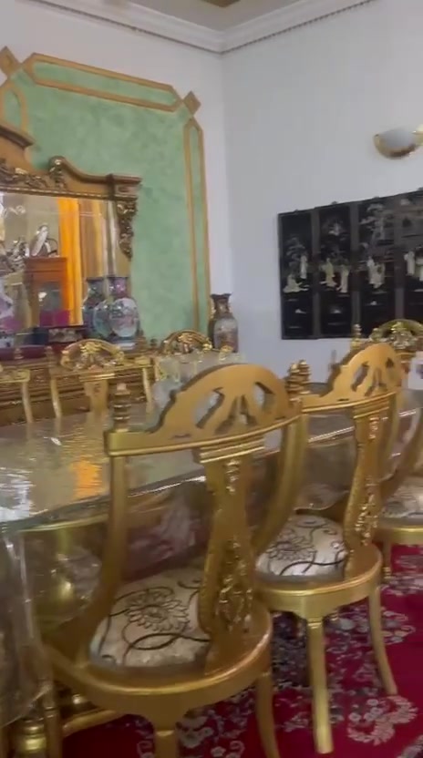 سلا م عليكم غراض منزليه راسي ميز طعام وكراسي كامل غراض كامله ونضيفه ومثل ماموضح بل صور سعر 4 مليون بيعن محال
***********

