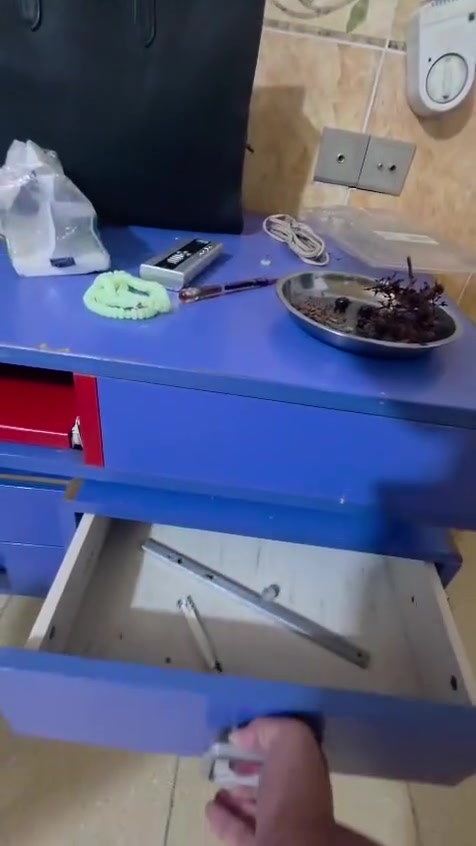 للبيع غرفة نوم شبابي قطع ٩ سعر  ١٠٠ الف دينار.  مكان اربيل ***********
