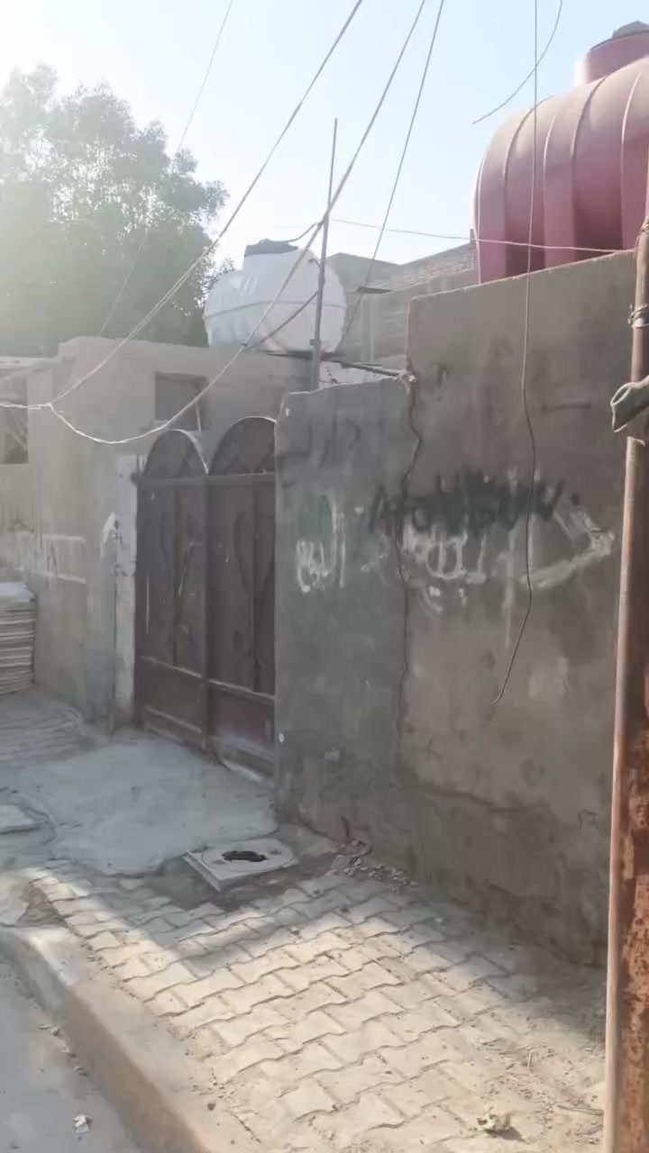 سلام عليكم بيت لبيع مساحته 200متر قرب سوق لكبير لبيت تعبان ومكسوم بيتين سعر120وبي مجال قليل رقم هاتف بي واتساب ***********
